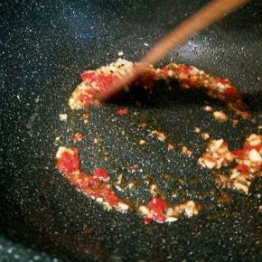 锅里放一点底油，加蒜泥，辣椒酱炒香，