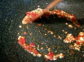 锅里放一点底油，加蒜泥，辣椒酱炒香，