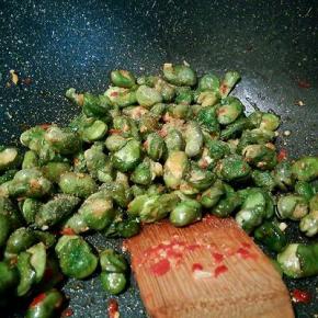  再加炸好的蚕豆翻炒，撒椒盐，就可以出锅了！