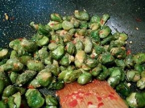  再加炸好的蚕豆翻炒，撒椒盐，就可以出锅了！