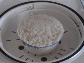 糯米蒸熟，放凉备用