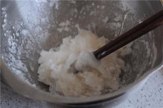 100克水晶饺子粉放入大盆，倒入200克沸水，用筷子快速搅拌，将水晶粉烫熟
