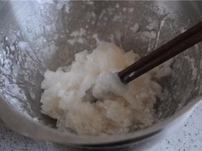 100克水晶饺子粉放入大盆，倒入200克沸水，用筷子快速搅拌，将水晶粉烫熟