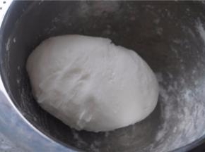 倒入150克水晶饺子粉，用筷子和成絮状后用手揉成光滑的面团