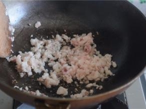 锅里放少许油，将五花肉碎倒进去，煸炒出油脂