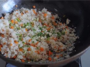 加入糯米饭，翻炒均匀后放盐和葱花，炒几下即可出锅