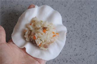 挖一勺米饭放在面皮的中间