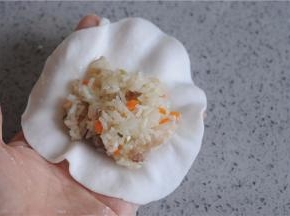 挖一勺米饭放在面皮的中间