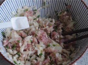 放入适量盐