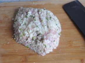 妈妈说我的食材太粗了，又将肉馅剁了一遍