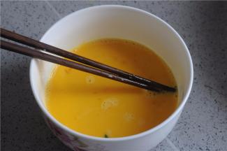 鸡蛋打散，尽量打均匀