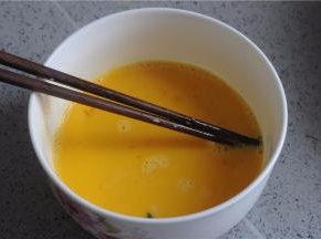 鸡蛋打散，尽量打均匀