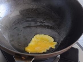 等待鸡蛋液底部微微凝固