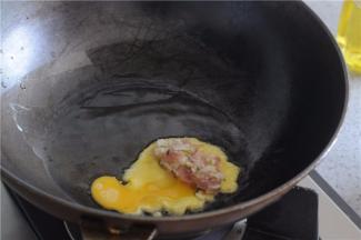 将肉馅放在鸡蛋液的一端