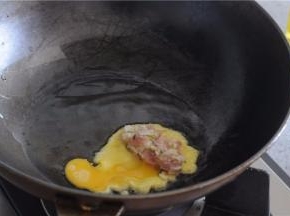 将肉馅放在鸡蛋液的一端