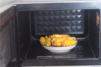 包好的鸡蛋饺子放入微波炉，加入三分钟即可食用