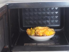 包好的鸡蛋饺子放入微波炉，加入三分钟即可食用