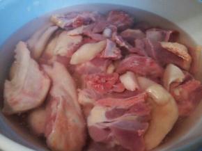  鸭子加生姜，料酒，焯水，捞出，洗干净，