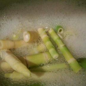 鲜笋也焯一下水