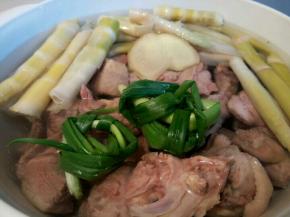  把焯好水的笋和鸭子放一起，加清水，生姜，葱，大火烧开，中火炖45分钟，