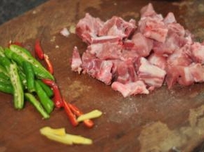 排骨切段，辣椒和生姜切丝备用
