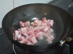 锅里放半锅水，将排骨段倒进水里，煮开后捞出浮沫，排骨捞出来沥干水。