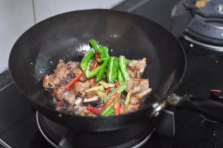 平时炒菜，真的是满室飘香，常常将在客厅的人呛得往外跑，今天我捧着相机待在厨房都闻不到油烟的味道呢，这油烟机的吸烟效果真赞。