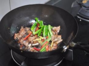 平时炒菜，真的是满室飘香，常常将在客厅的人呛得往外跑，今天我捧着相机待在厨房都闻不到油烟的味道呢，这油烟机的吸烟效果真赞。