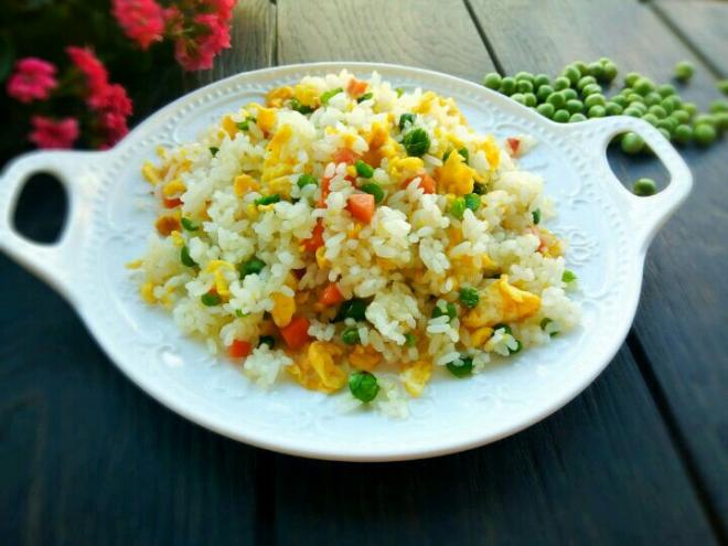 豌豆火腿肠蛋炒饭