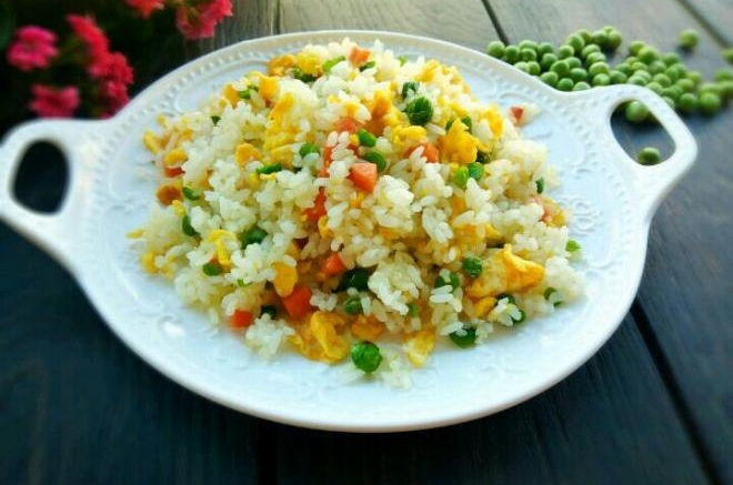 豌豆火腿肠蛋炒饭