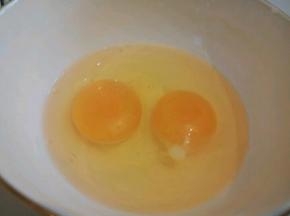  两个鸡蛋打散，