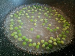 水开了以后下豌豆焯水，等它浮起来，差不多两分钟左右捞出控水。