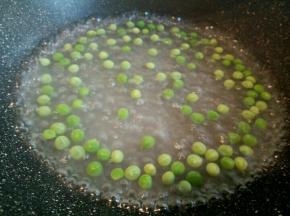 水开了以后下豌豆焯水，等它浮起来，差不多两分钟左右捞出控水。
