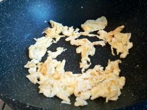  热锅热油，倒入鸡蛋液，等它稍微凝固一下，再用筷子快速给它划散，