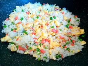 最后放鸡蛋碎翻炒，加适量盐，鸡精翻炒均匀就可以。