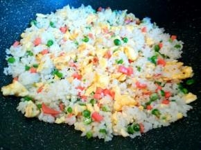 最后放鸡蛋碎翻炒，加适量盐，鸡精翻炒均匀就可以。