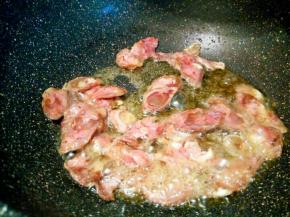 自己做的腊肠，有点肥，多煸炒一下，把肥的煸炒出来