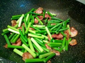 再加蒜薹翻炒片刻，