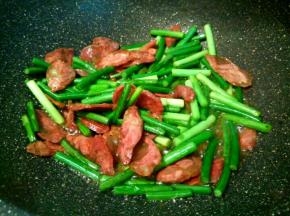 加料酒，盐，翻炒均匀就可以了，（不喜欢吃太熟的，喜欢有点脆感的）