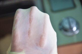 选择揉面程序10分钟面团揉至完全阶段，拉出手套膜。