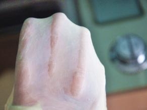 选择揉面程序10分钟面团揉至完全阶段，拉出手套膜。