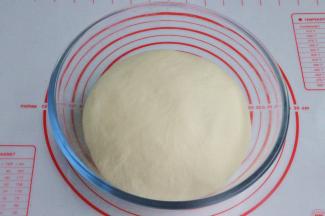 将面团发酵至2.5倍大，用手戳一下不会反弹也不会下陷即可。