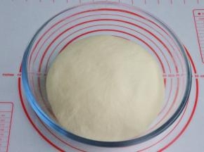 将面团发酵至2.5倍大，用手戳一下不会反弹也不会下陷即可。