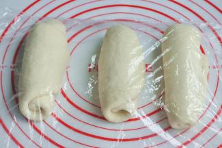 将面团擀开卷成圆筒状，3个都做同样处理，盖上保鲜膜静置15分钟左右。