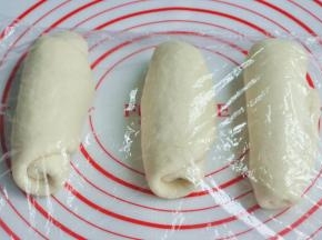 将面团擀开卷成圆筒状，3个都做同样处理，盖上保鲜膜静置15分钟左右。