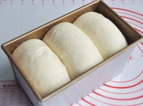 放入烤箱进行第二次发酵，38度发酵至8-9成模。