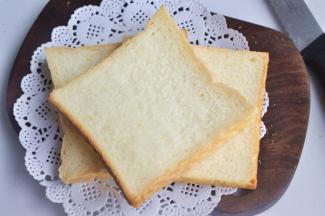 出炉后立即脱模，在晾架上散热，取出后最好先侧放一会儿，以免凹腰，待完全凉透再切片。