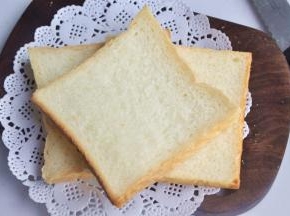 出炉后立即脱模，在晾架上散热，取出后最好先侧放一会儿，以免凹腰，待完全凉透再切片。