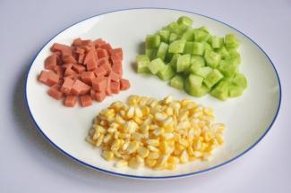 准备沙拉材料，玉米焯水煮熟，黄瓜去皮切丁，火腿切丁。