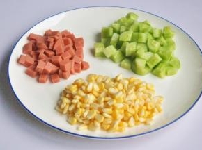 准备沙拉材料，玉米焯水煮熟，黄瓜去皮切丁，火腿切丁。